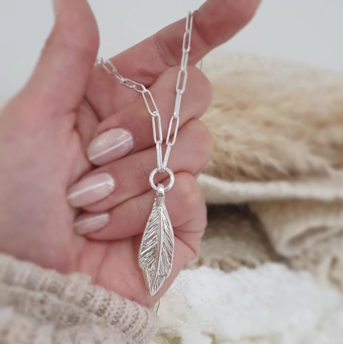 Signature Maxi Feather Trace Chain