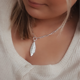 Signature Maxi Feather Trace Chain